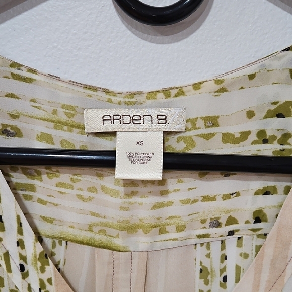 Arden B Cream Graphic Fitted Blouse 3/4 Sleeve - Picture 2 of 6